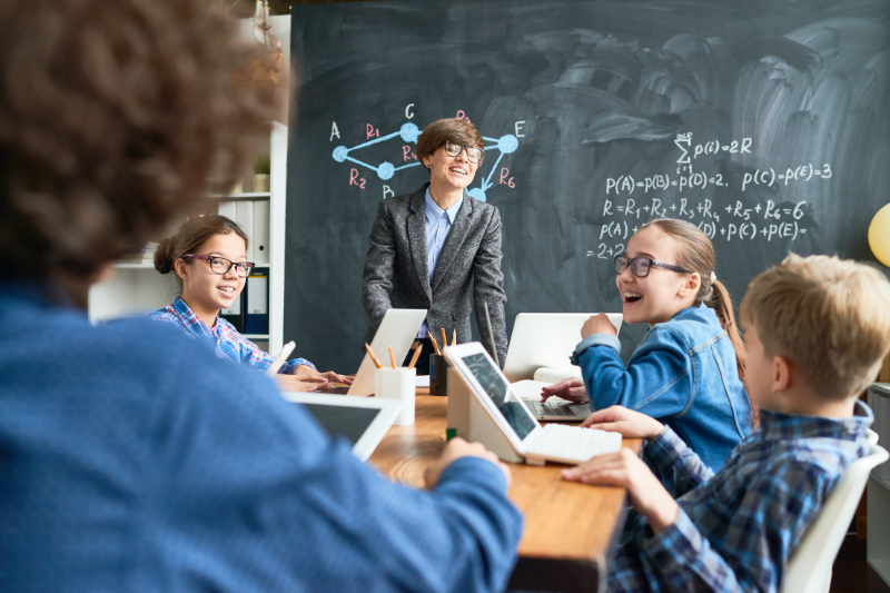 niños en una clase de educación inclusiva