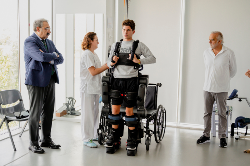 paciente del Hospital de Tetrapléjicos de Toledo probando un Atalante X