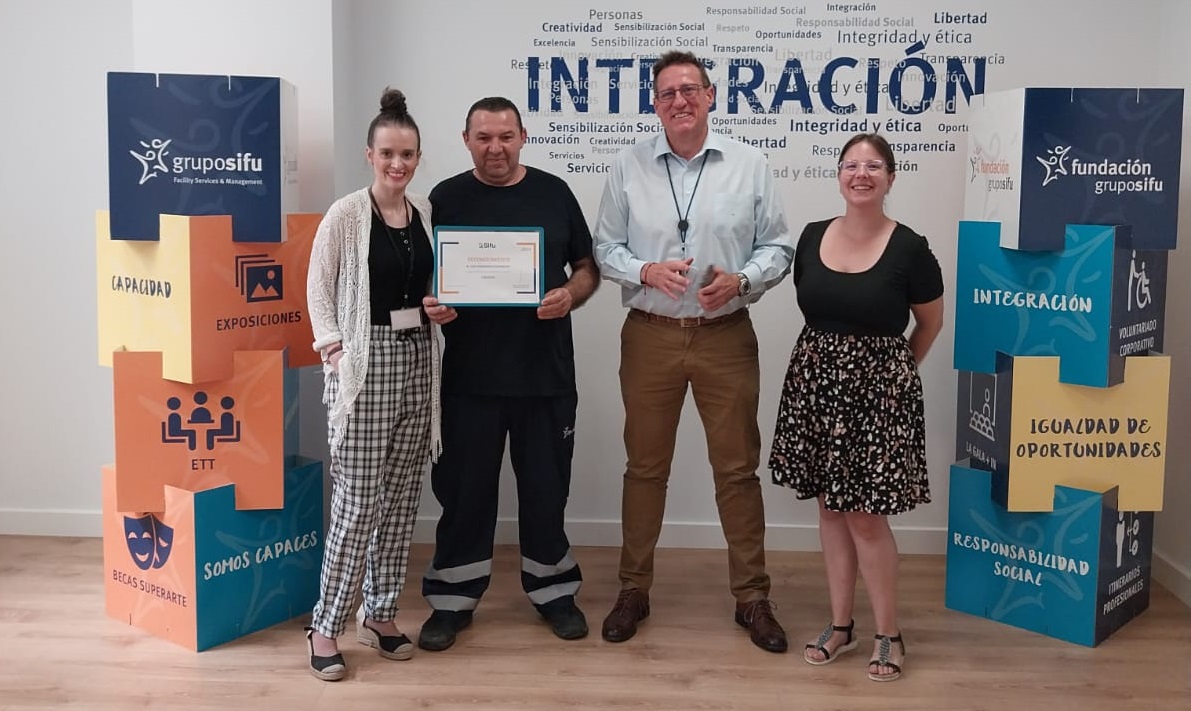 UAAPS entregan un reconocimiento a un trabajador