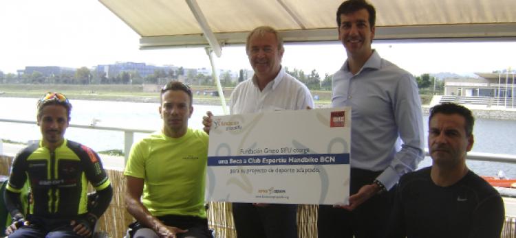 Entrega de beca a Club Esportiu Handbike